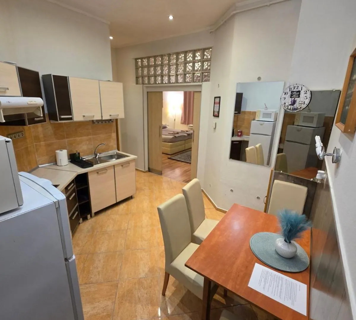 Ekszerdoboz A Varos Koezepen Budapest Apartman